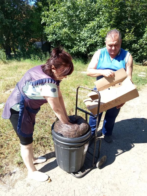 Сегодня, 14 августа, в Червоногвардейском районе прошла очередная акция «Маленькие добрые дела», направлена на сохранение и поддержание комфортной городской среды, чтобы наш район становился уютнее для всех жителей Сегодня, 14 августа, в Червоногвардейском районе прошла очередная акция «Маленькие добрые дела», направлена на сохранение и поддержание комфортной городской среды, чтобы наш район становился уютнее для всех жителей
