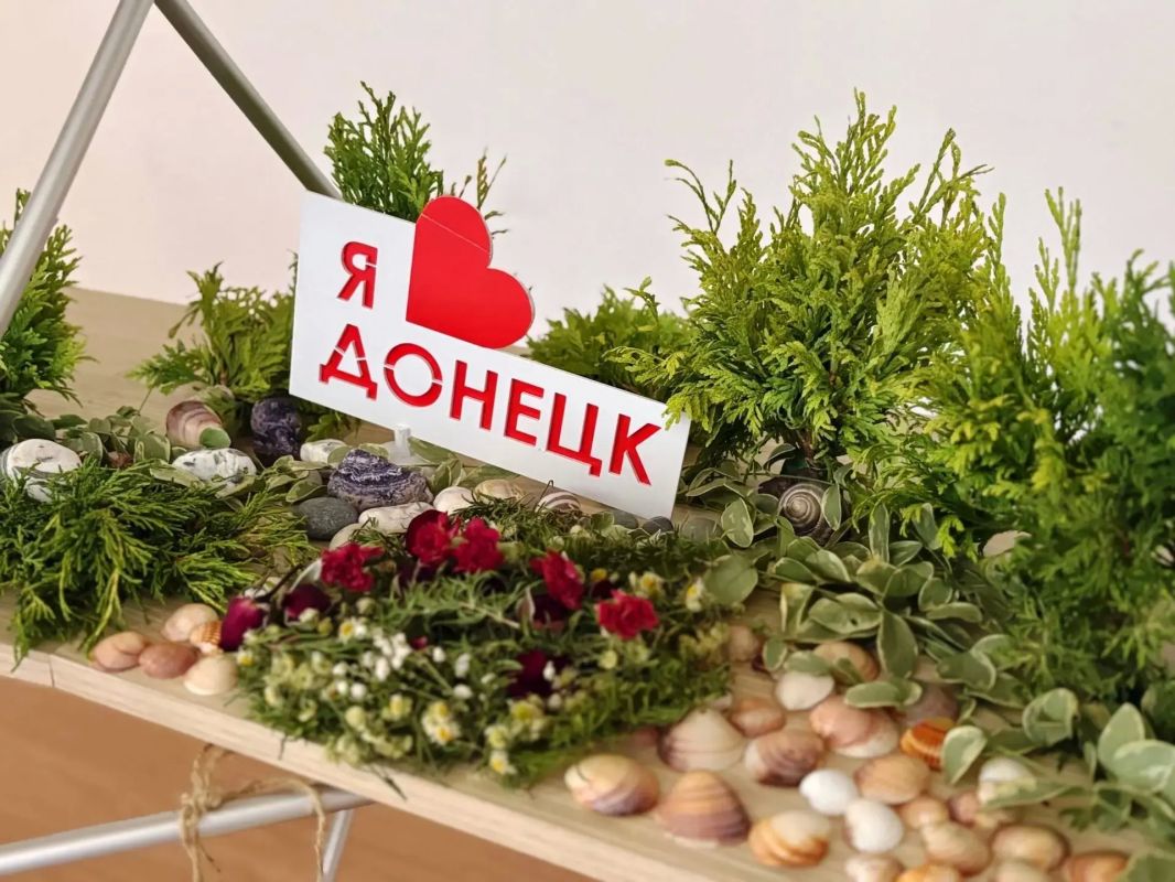 Розы Донецка. В Донецкой республиканской универсальной научной библиотеке имени Н.К. Крупской открылась выставка-инсталляция «Розы Донецка», приуроченная ко Дню города