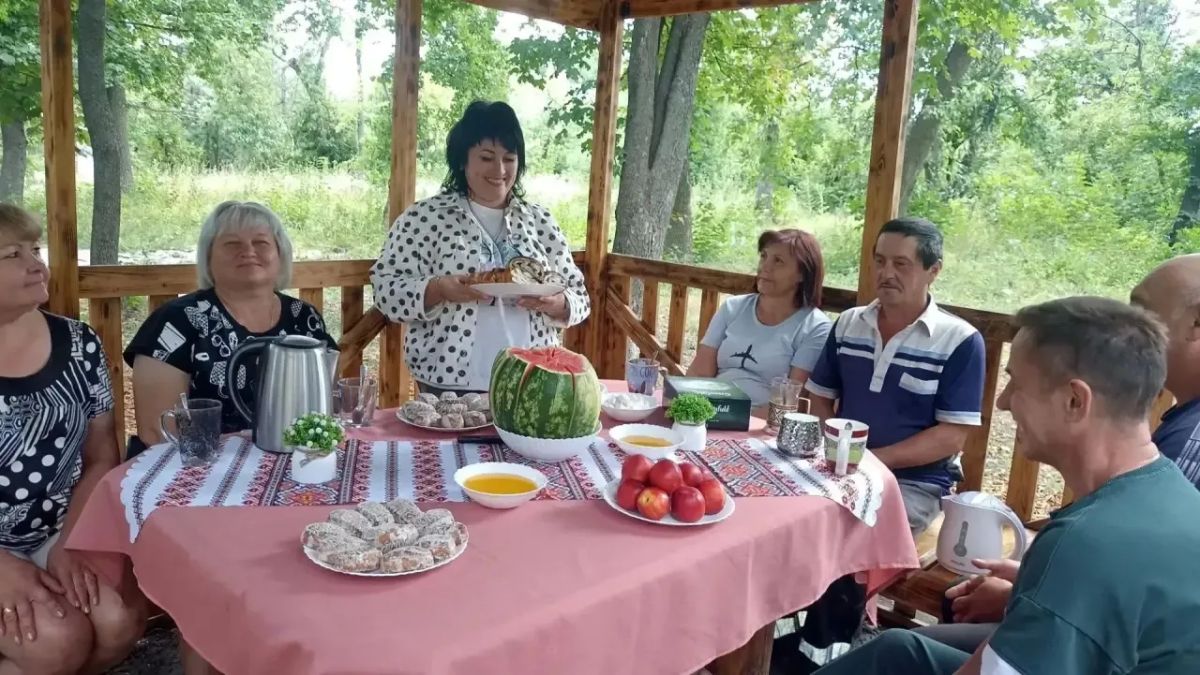 Сегодня в теплой и дружеской обстановке коллектива парка им. А.П. Чехова было проведено тематическое мероприятие "Три спаса - три запаса" на котором все вместе определили какие традиции с ним связяны, а так же историю... Сегодня в теплой и дружеской обстановке коллектива парка им. А.П. Чехова было проведено тематическое мероприятие "Три спаса - три запаса" на котором все вместе определили какие традиции с ним связяны, а так же историю...