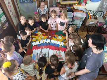 В городе Комсомольском юные художники готовят оформление ко Дню флага РФ
