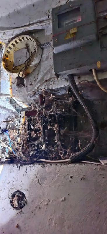 Аварийная бригада Колымы отремонтировала электрику в доме Ждановки Аварийная бригада Колымы отремонтировала электрику в доме Ждановки