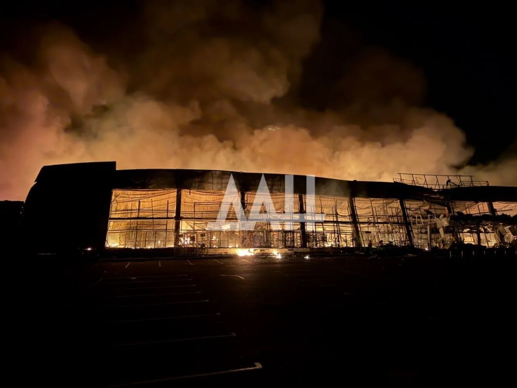 Гипермаркет "Галактика" загорелся в Енакиево после ночной атаки ВСУ Гипермаркет "Галактика" загорелся в Енакиево после ночной атаки ВСУ