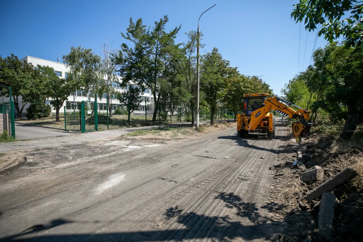 Антон Кольцов: Проверил ход ремонта дорожного полотна на улице ВоиновОсвободителей