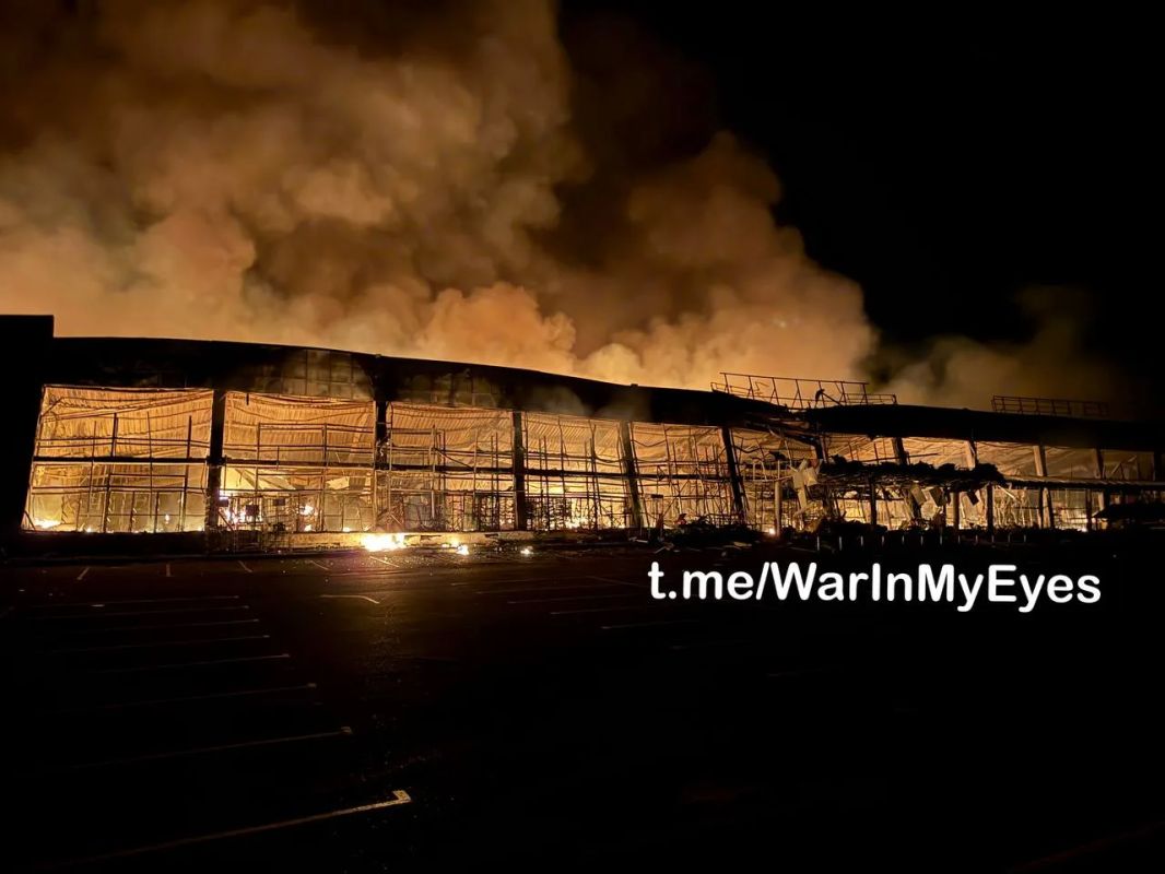 Гипермаркет "Галактика" загорелся в Енакиево после ночной атаки ВСУ Гипермаркет "Галактика" загорелся в Енакиево после ночной атаки ВСУ