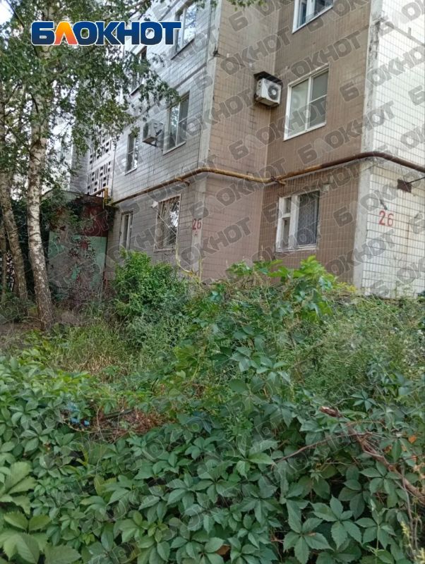 Ни воды, ни лифта: на Независимости, 26-а таскают воду пешком