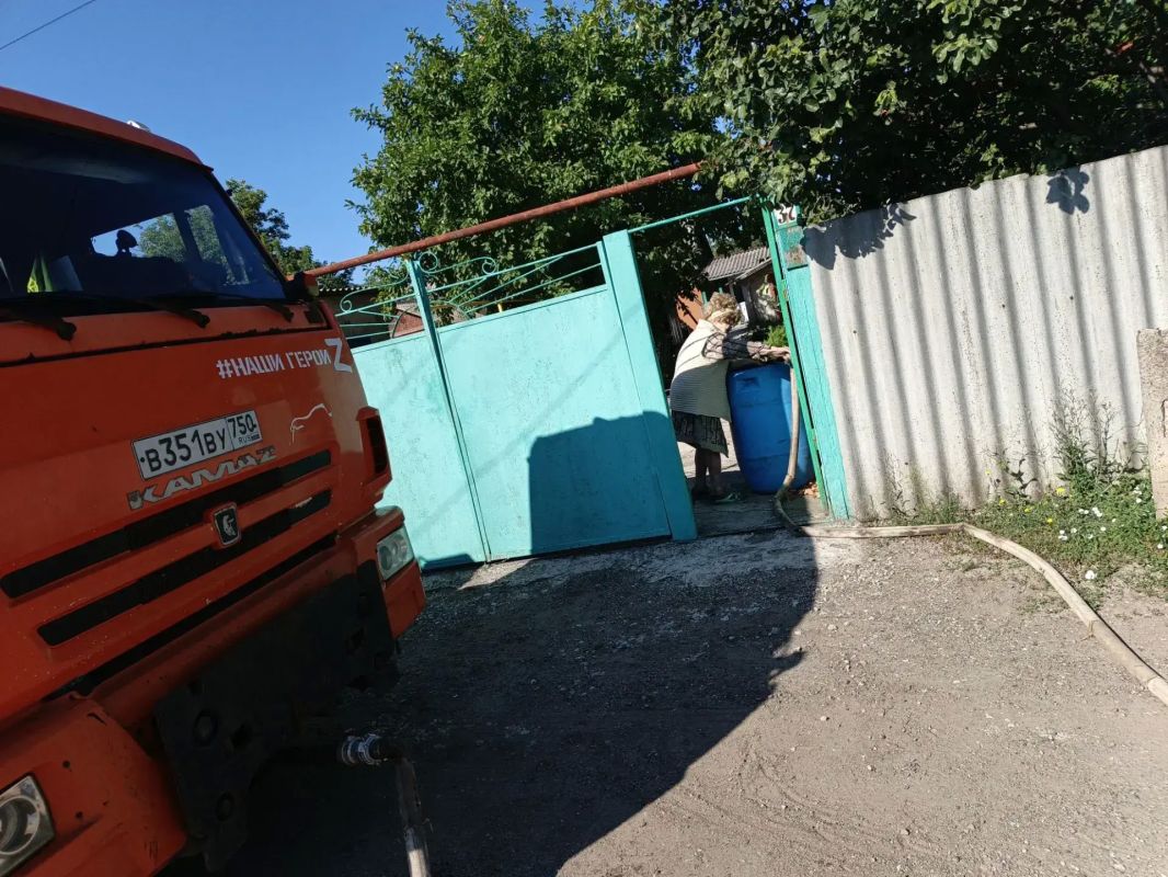 В Кировском внутригородском районе при поддержке региона-шефа Московская область продолжается подвоз воды для жителей домов, в которые в установленный графиком день не поступила вода