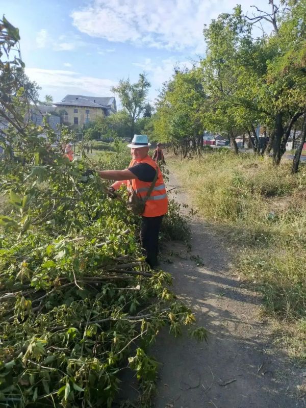 Уважаемые снежнянцы!. Силами администрации, сотрудников спортивной школы, предприятия «Горсвет» и при деятельном участии предпринимателя Александра Бедило территория вокруг ФОКОТ приведена в порядок: удалены сорные растения... Уважаемые снежнянцы!. Силами администрации, сотрудников спортивной школы, предприятия «Горсвет» и при деятельном участии предпринимателя Александра Бедило территория вокруг ФОКОТ приведена в порядок: удалены сорные растения...