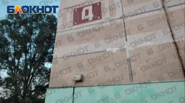 В Макеевке у дома 4 на площади Грибниченко из-под асфальта забил родник