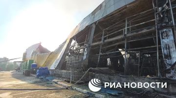 Енакиево под Донецком после атаки ВСУ полностью сгорел гипермаркет, сообщили в СК