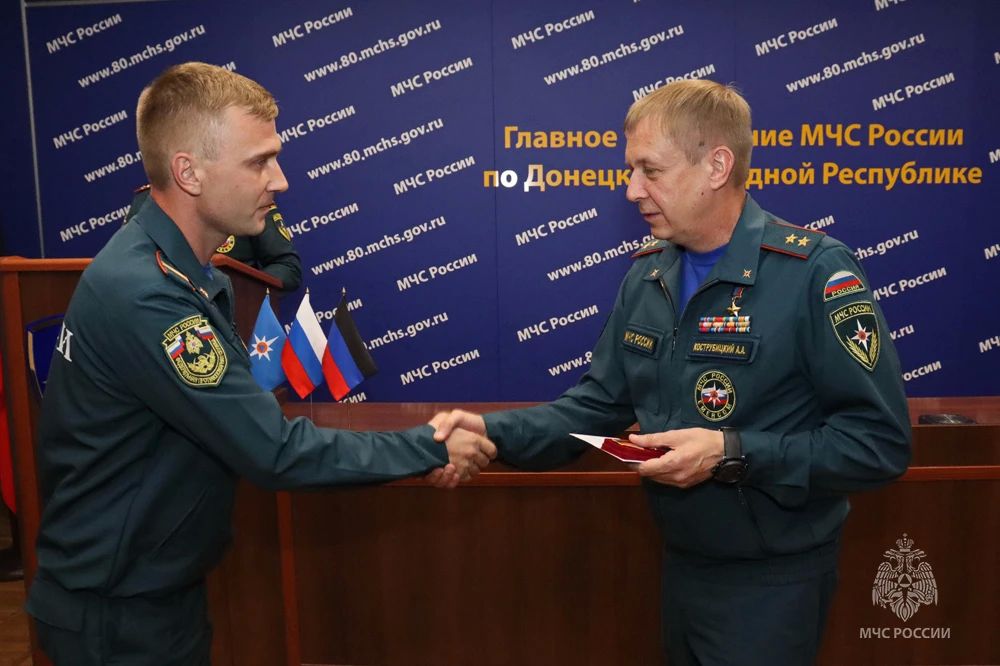 «Служу России!»: Алексей Кострубицкий наградил сотрудников МЧС России в ДНР «Служу России!»: Алексей Кострубицкий наградил сотрудников МЧС России в ДНР
