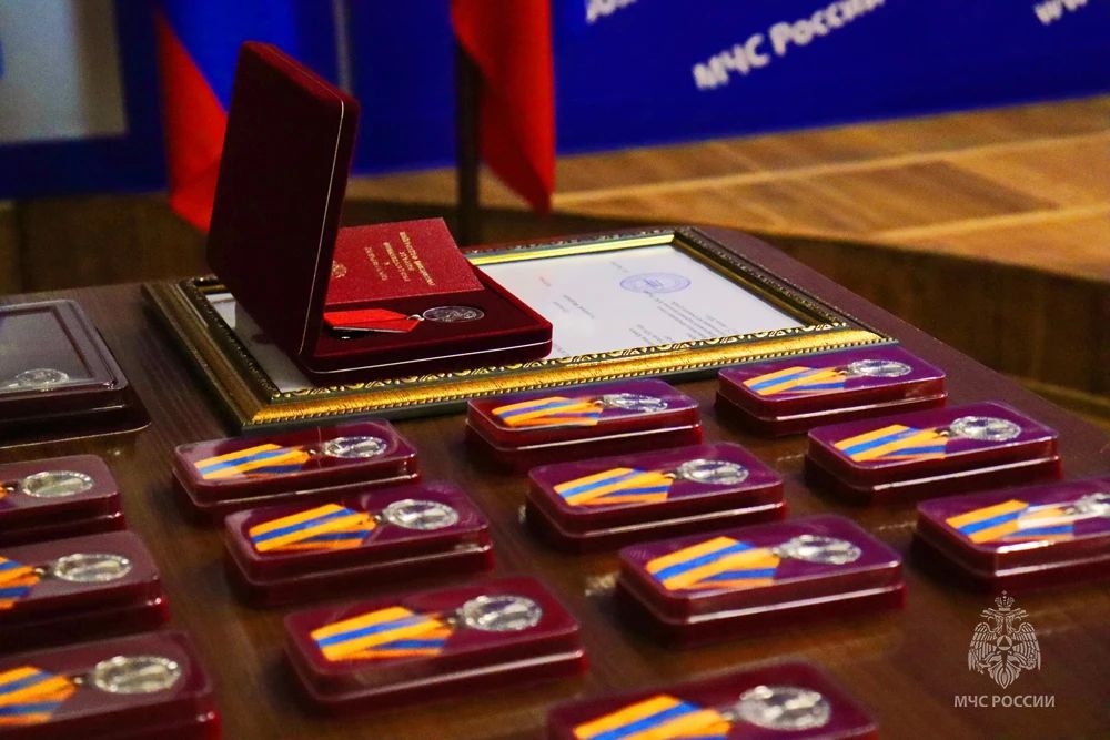 «Служу России!»: Алексей Кострубицкий наградил сотрудников МЧС России в ДНР «Служу России!»: Алексей Кострубицкий наградил сотрудников МЧС России в ДНР