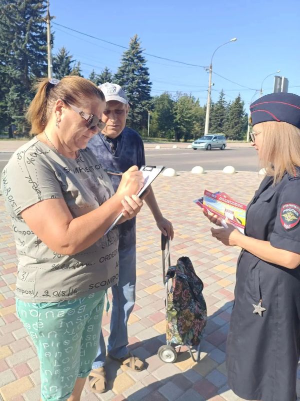 Активисты молодежных организаций Ясиноватой совместно с сотрудниками правоохранительных органов вышли на улицы родного города, чтобы узнать, насколько местные жители владеют информацией о способах мошенничества и в какой... Активисты молодежных организаций Ясиноватой совместно с сотрудниками правоохранительных органов вышли на улицы родного города, чтобы узнать, насколько местные жители владеют информацией о способах мошенничества и в какой...