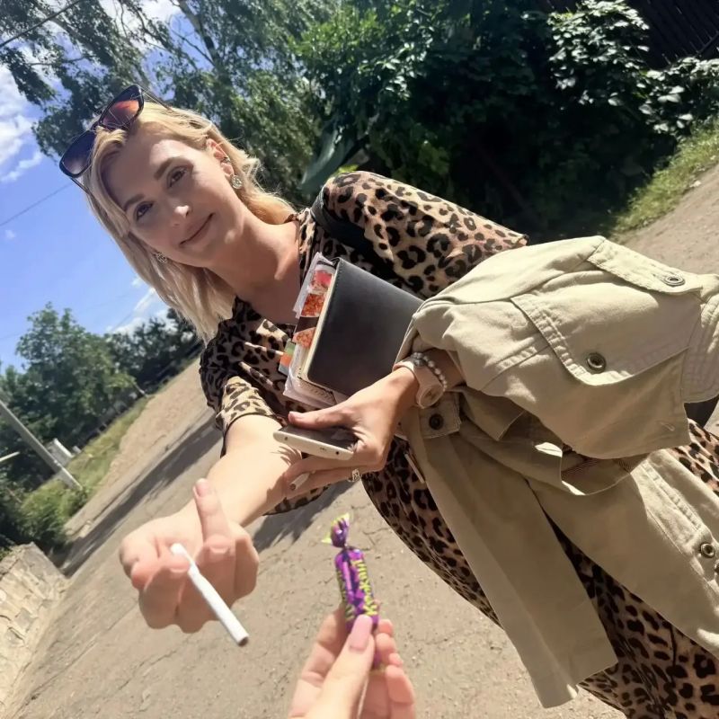 Вчера, в Зугрэсском Дворце культуры состоялась полезная акция, направленная на популяризацию здорового образа жизни — «Меняю сигарету на вкусную конфету» Вчера, в Зугрэсском Дворце культуры состоялась полезная акция, направленная на популяризацию здорового образа жизни — «Меняю сигарету на вкусную конфету»
