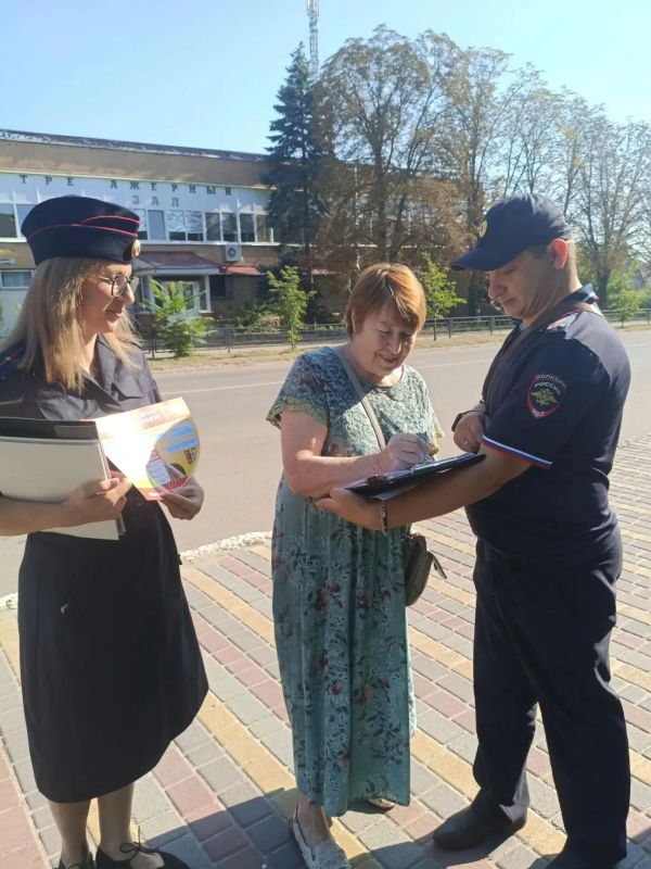 Активисты молодежных организаций Ясиноватой совместно с сотрудниками правоохранительных органов вышли на улицы родного города, чтобы узнать, насколько местные жители владеют информацией о способах мошенничества и в какой... Активисты молодежных организаций Ясиноватой совместно с сотрудниками правоохранительных органов вышли на улицы родного города, чтобы узнать, насколько местные жители владеют информацией о способах мошенничества и в какой...