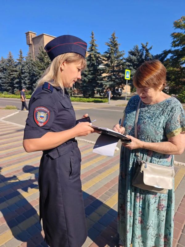Активисты молодежных организаций Ясиноватой совместно с сотрудниками правоохранительных органов вышли на улицы родного города, чтобы узнать, насколько местные жители владеют информацией о способах мошенничества и в какой... Активисты молодежных организаций Ясиноватой совместно с сотрудниками правоохранительных органов вышли на улицы родного города, чтобы узнать, насколько местные жители владеют информацией о способах мошенничества и в какой...