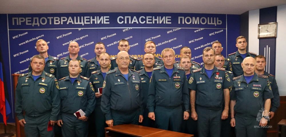 «Служу России!»: Алексей Кострубицкий наградил сотрудников МЧС России в ДНР «Служу России!»: Алексей Кострубицкий наградил сотрудников МЧС России в ДНР