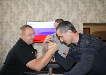В администрации округа состоялись любительские соревнования по армрестлингу среди сотрудников Администрации Краснолиманского муниципального округа