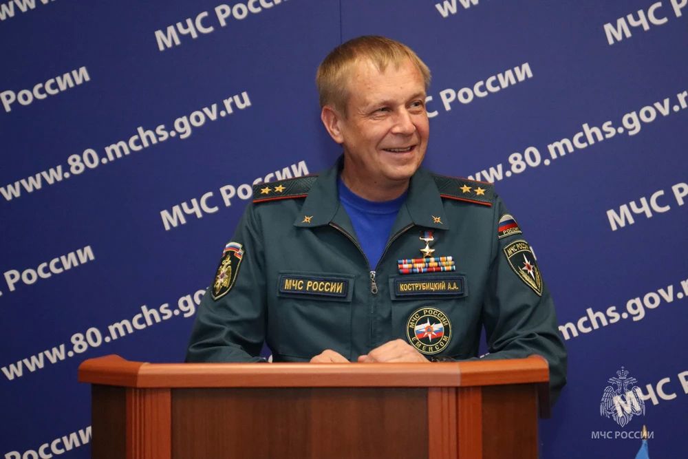 «Служу России!»: Алексей Кострубицкий наградил сотрудников МЧС России в ДНР «Служу России!»: Алексей Кострубицкий наградил сотрудников МЧС России в ДНР