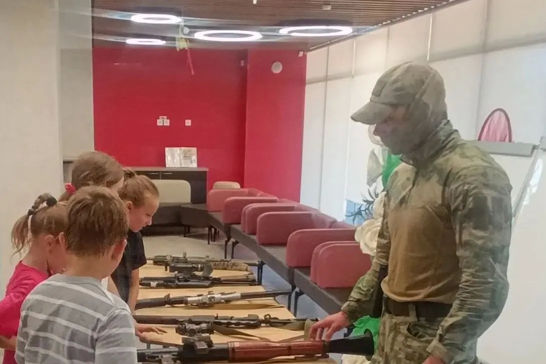 Военнослужащие Южного ордена Жукова округа войск национальной гвардии организовали спортивный праздник для детей в Мариуполе Военнослужащие Южного ордена Жукова округа войск национальной гвардии организовали спортивный праздник для детей в Мариуполе