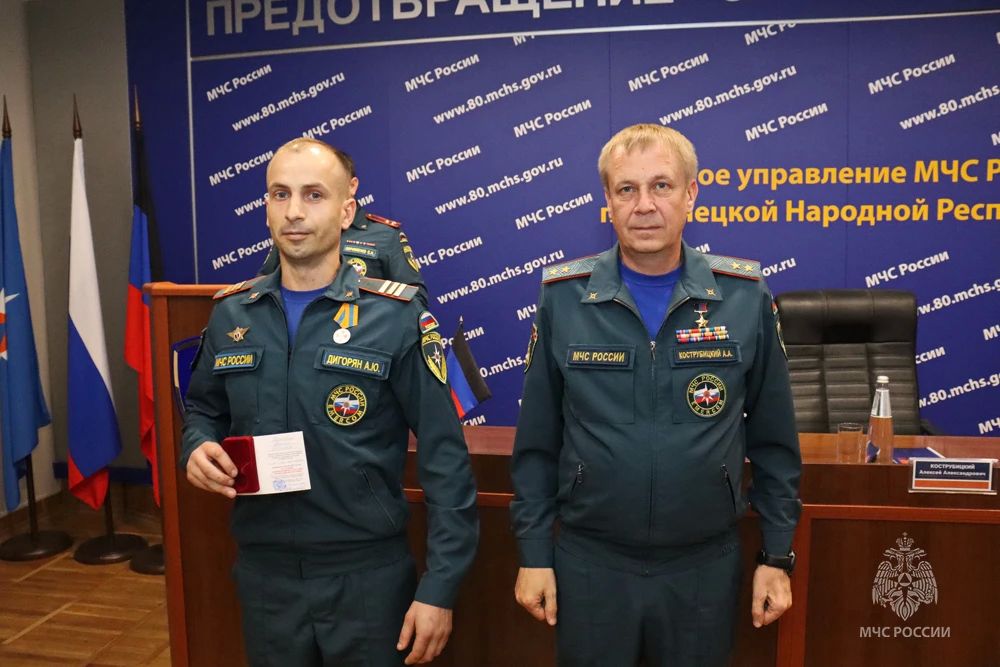 «Служу России!»: Алексей Кострубицкий наградил сотрудников МЧС России в ДНР «Служу России!»: Алексей Кострубицкий наградил сотрудников МЧС России в ДНР