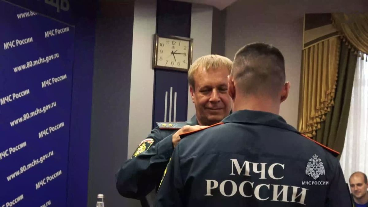 «Служу России!»: Алексей Кострубицкий наградил сотрудников МЧС России в ДНР