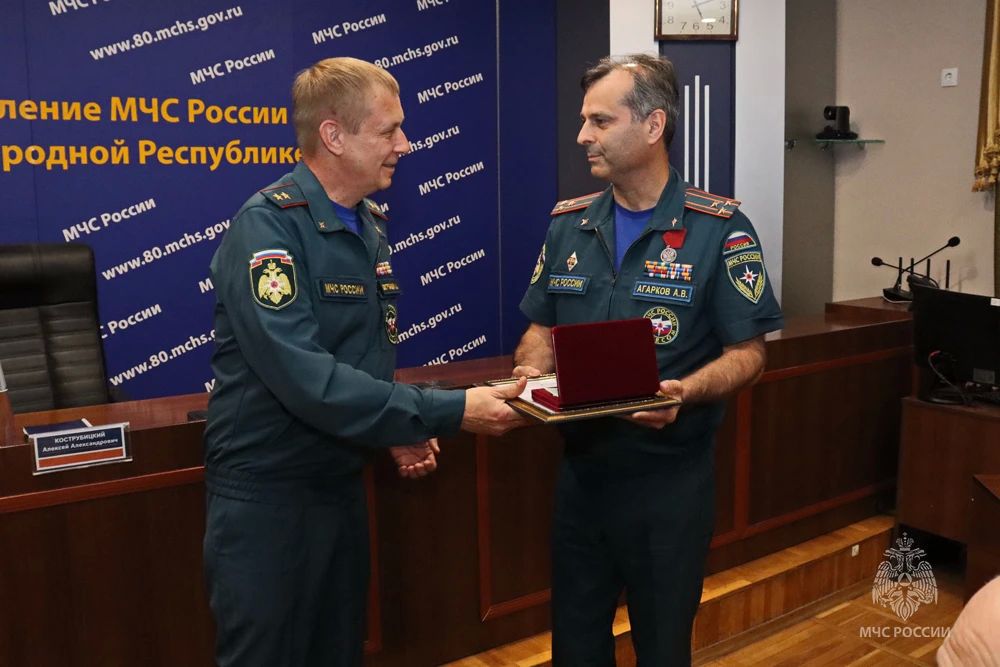 «Служу России!»: Алексей Кострубицкий наградил сотрудников МЧС России в ДНР «Служу России!»: Алексей Кострубицкий наградил сотрудников МЧС России в ДНР