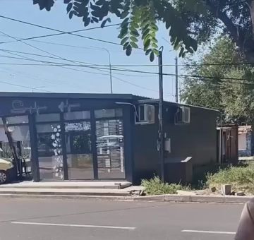 Что ж это они сегодня разлетались: в Мариуполе легковушка решила заправиться кофе