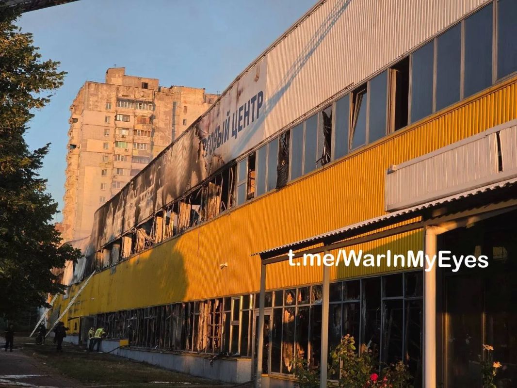 Украинские террористы целенаправленно сжигают гипермаркеты «Галактика» в ДНР Сегодня ночью в результате атаки БПЛА ВСУ сгорел ТЦ «Галактика» в Куйбышевском районе Донецка. Других ТЦ «Галактика» в городе больше нет Украинские террористы целенаправленно сжигают гипермаркеты «Галактика» в ДНР Сегодня ночью в результате атаки БПЛА ВСУ сгорел ТЦ «Галактика» в Куйбышевском районе Донецка. Других ТЦ «Галактика» в городе больше нет