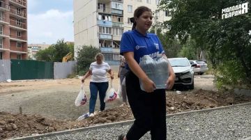 Активисты «Молодой Гвардии» совместно с заместителем управы Ильичёвского внутригородского района Мариной Малервейн оказали адресную помощь нуждающимся жителям Мариуполя, которые обратились за поддержкой