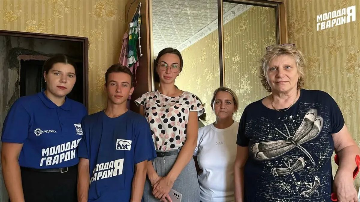 Активисты «Молодой Гвардии» совместно с заместителем управы Ильичёвского внутригородского района Мариной Малервейн оказали адресную помощь нуждающимся жителям Мариуполя, которые обратились за поддержкой Активисты «Молодой Гвардии» совместно с заместителем управы Ильичёвского внутригородского района Мариной Малервейн оказали адресную помощь нуждающимся жителям Мариуполя, которые обратились за поддержкой