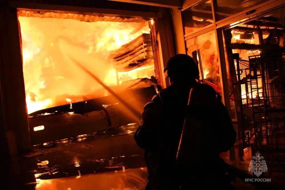 Сотрудники МЧС ликвидировали возгорание в торговом центре Киевского района Донецка Сотрудники МЧС ликвидировали возгорание в торговом центре Киевского района Донецка