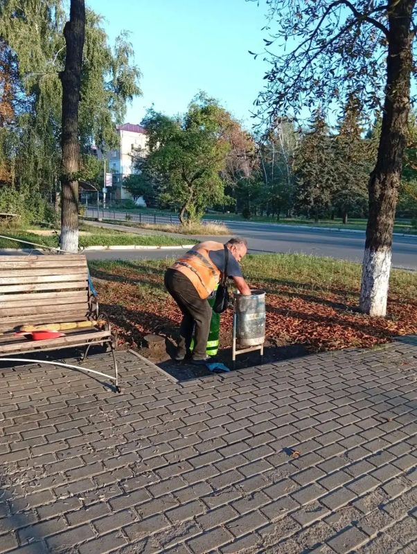 С заботой об округе. На минувшей рабочей неделе коллектив Ясиноватского жилищно-эксплуатационного комбината выполнил комплекс мероприятий по благоустройству Ясиноватой и Авдеевки С заботой об округе. На минувшей рабочей неделе коллектив Ясиноватского жилищно-эксплуатационного комбината выполнил комплекс мероприятий по благоустройству Ясиноватой и Авдеевки