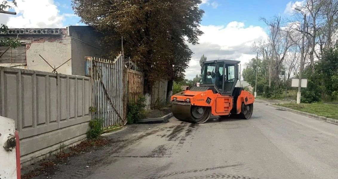 Рабочие Хабаровского края нанесли разметку и благоустроили бордюры на ул. Советской в Дебальцево Рабочие Хабаровского края нанесли разметку и благоустроили бордюры на ул. Советской в Дебальцево