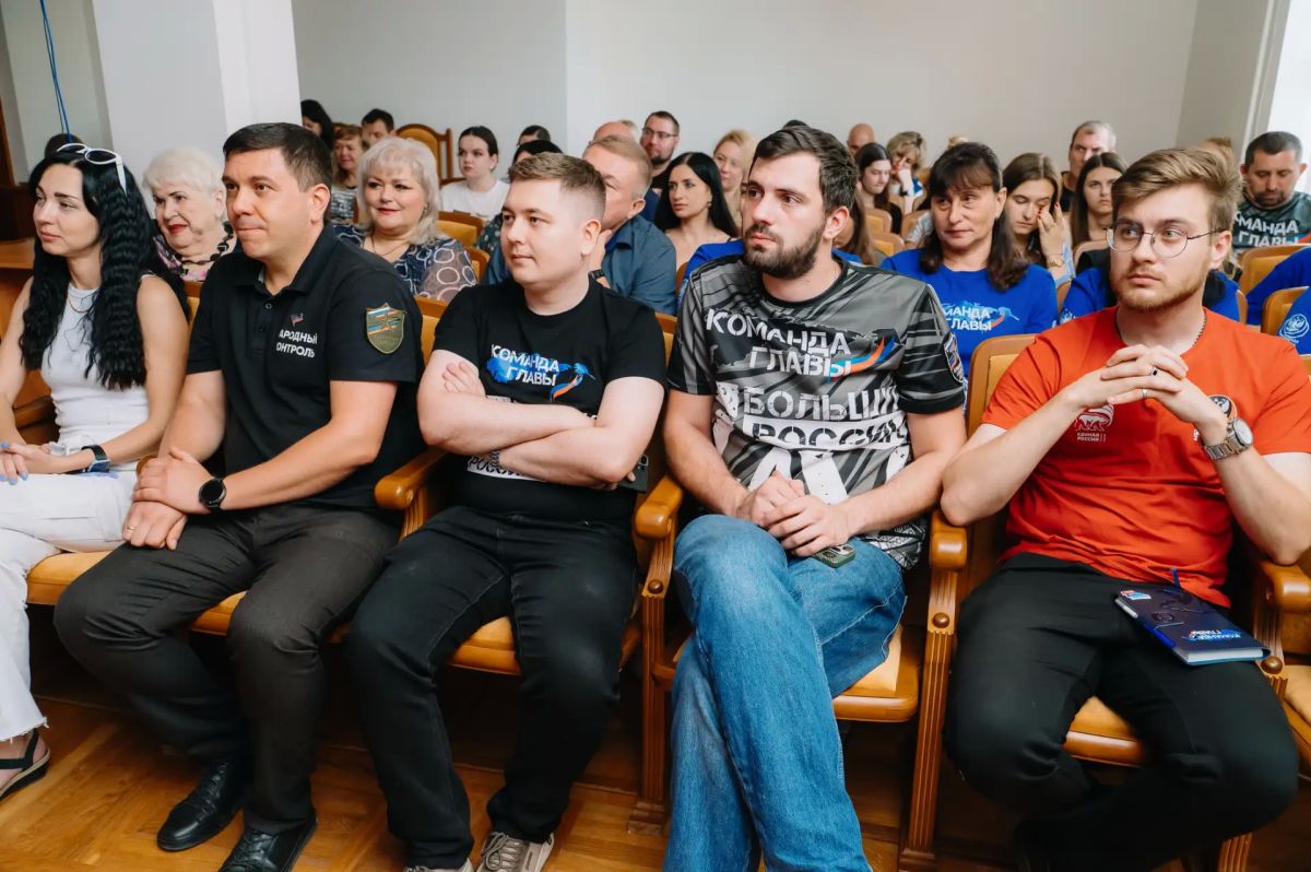 Военный корреспондент «Первого канала» Ирина Куксенкова встретилась с сотрудниками Регионального общественного движения «Донецкая Республика» и активистами Единой России Военный корреспондент «Первого канала» Ирина Куксенкова встретилась с сотрудниками Регионального общественного движения «Донецкая Республика» и активистами Единой России