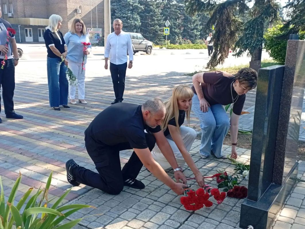 Николай Руппель: С коллегами и почетным гражданином Ясиноватой, одним из ее героических освободителей Алексеем Есипенко, возложили цветы к памятному знаку «Ясиноватая — город воинской славы» Николай Руппель: С коллегами и почетным гражданином Ясиноватой, одним из ее героических освободителей Алексеем Есипенко, возложили цветы к памятному знаку «Ясиноватая — город воинской славы»