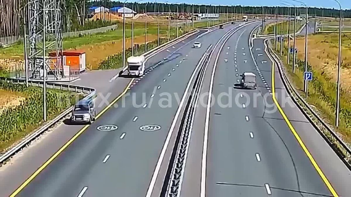 За рулем — только дорога!. Секунда невнимательности на скорости превращается в десятки метров вслепую, предупреждает ГК "Автодор"