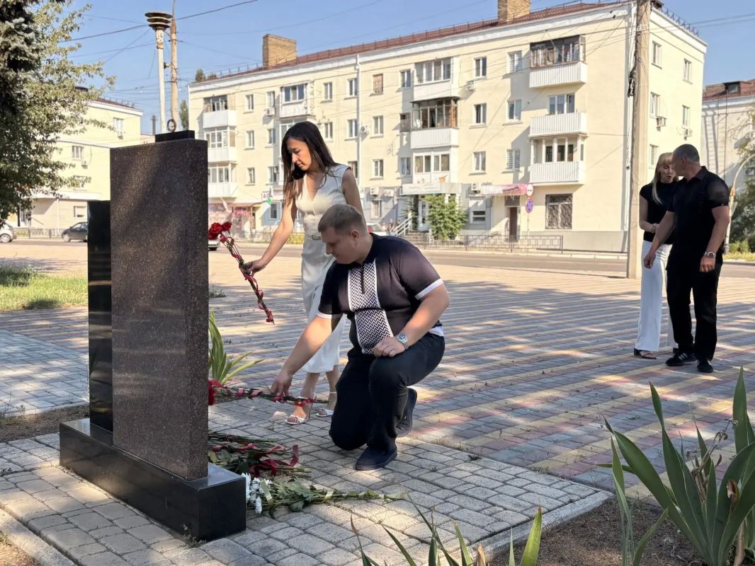 Николай Руппель: С коллегами и почетным гражданином Ясиноватой, одним из ее героических освободителей Алексеем Есипенко, возложили цветы к памятному знаку «Ясиноватая — город воинской славы» Николай Руппель: С коллегами и почетным гражданином Ясиноватой, одним из ее героических освободителей Алексеем Есипенко, возложили цветы к памятному знаку «Ясиноватая — город воинской славы»