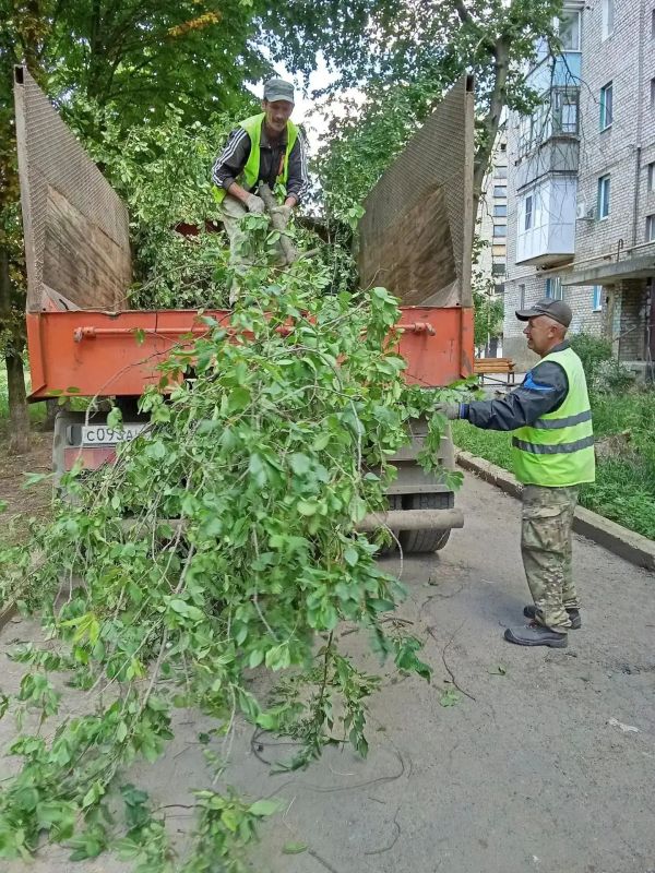 С заботой об округе. Коллектив коммунального предприятия «Эко-Комфорт-Сервис» продолжает поддерживать порядок на улицах населенных пунктов нашего округа С заботой об округе. Коллектив коммунального предприятия «Эко-Комфорт-Сервис» продолжает поддерживать порядок на улицах населенных пунктов нашего округа