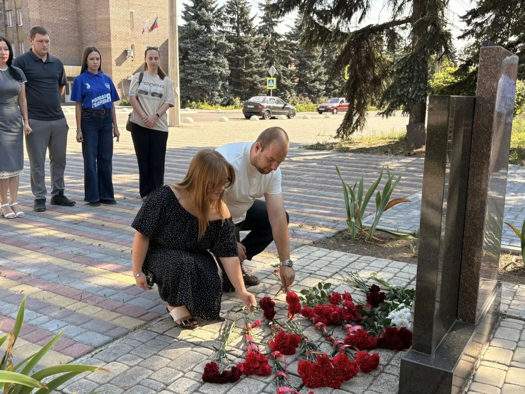Николай Руппель: Активисты молодежных общественных организаций вместе со старшим поколением: специалистами отдела спорта и туризма и сектора молодежной политики администрации округа в День освобождения нашего города от... Николай Руппель: Активисты молодежных общественных организаций вместе со старшим поколением: специалистами отдела спорта и туризма и сектора молодежной политики администрации округа в День освобождения нашего города от...