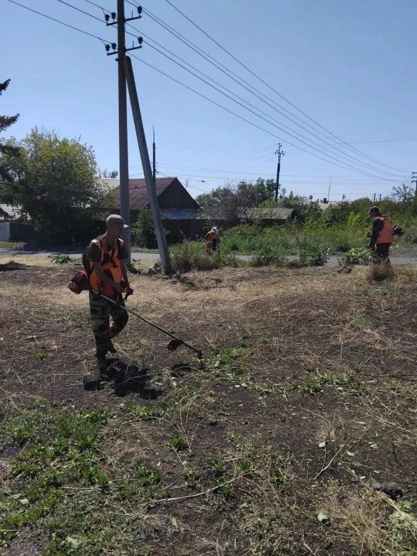 Коммунальщики Снежного продолжают благоустраивать территории общего пользования Коммунальщики Снежного продолжают благоустраивать территории общего пользования