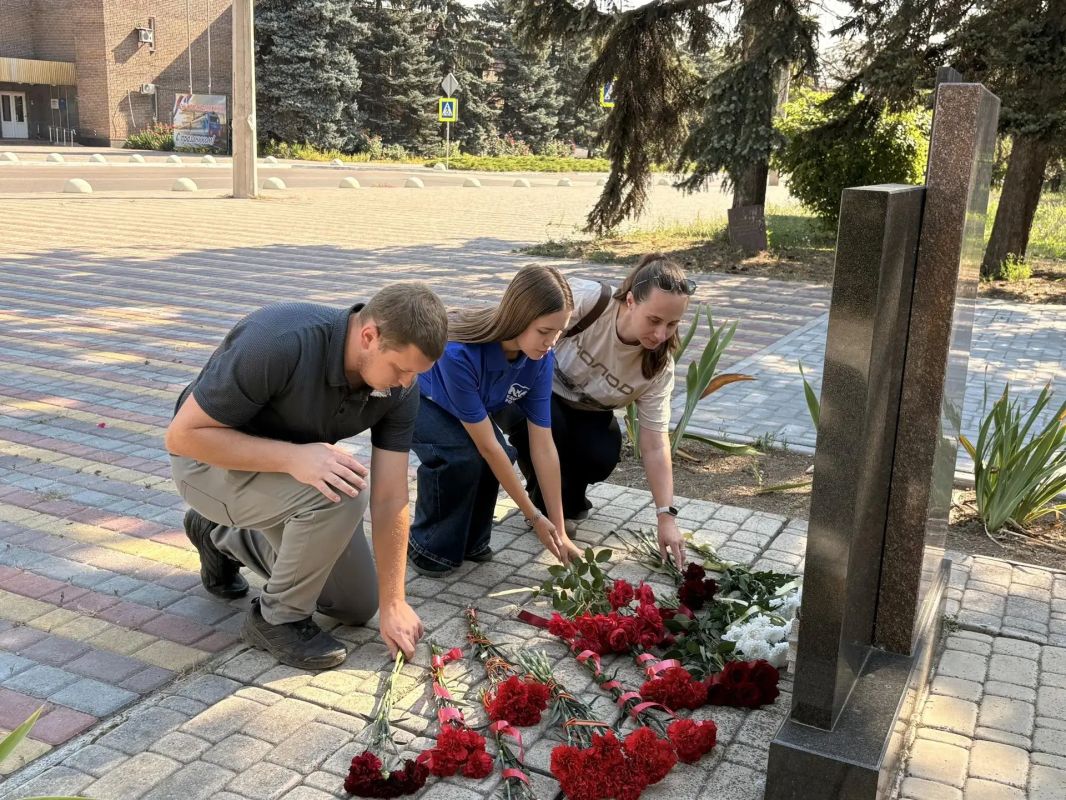 Николай Руппель: Активисты молодежных общественных организаций вместе со старшим поколением: специалистами отдела спорта и туризма и сектора молодежной политики администрации округа в День освобождения нашего города от... Николай Руппель: Активисты молодежных общественных организаций вместе со старшим поколением: специалистами отдела спорта и туризма и сектора молодежной политики администрации округа в День освобождения нашего города от...