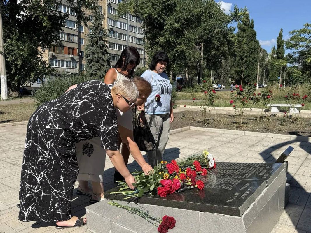 14 августа в преддверии трагической даты, при поддержке «Совета женщин города Макеевки» Регионального отделения «Союз женщин России» Донецкой Народной Республики в Советском внутригородском районе городского округа Макеевка... 14 августа в преддверии трагической даты, при поддержке «Совета женщин города Макеевки» Регионального отделения «Союз женщин России» Донецкой Народной Республики в Советском внутригородском районе городского округа Макеевка...