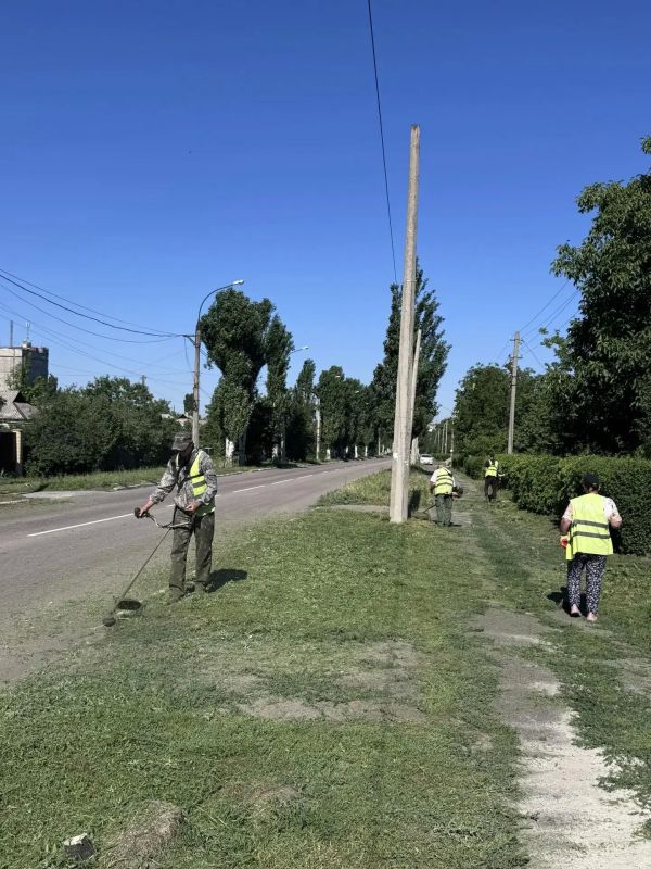 С заботой об округе. Коллектив коммунального предприятия «Эко-Комфорт-Сервис» продолжает поддерживать порядок на улицах населенных пунктов нашего округа С заботой об округе. Коллектив коммунального предприятия «Эко-Комфорт-Сервис» продолжает поддерживать порядок на улицах населенных пунктов нашего округа