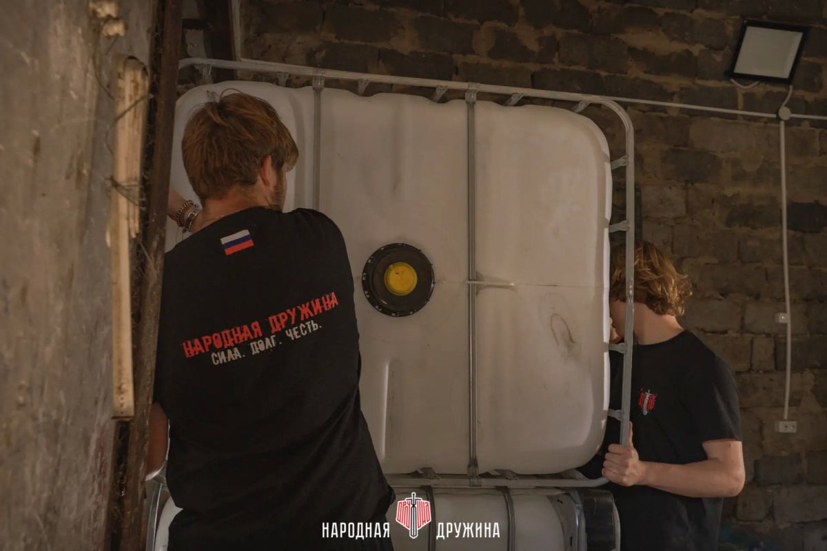 Забота о главном. Накануне Международного дня волонтёра Народная Дружина доставила 500 литров питьевой воды и две ёмкости вместимостью 2000 литров для хранения технической воды в Центральную городскую больницу города... Забота о главном. Накануне Международного дня волонтёра Народная Дружина доставила 500 литров питьевой воды и две ёмкости вместимостью 2000 литров для хранения технической воды в Центральную городскую больницу города...