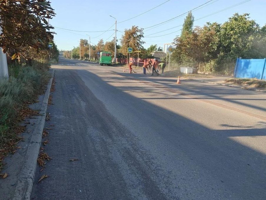 В Снежном продолжаются работы по уборке дорог В Снежном продолжаются работы по уборке дорог