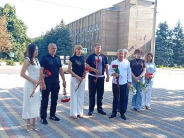 Николай Руппель: С коллегами и почетным гражданином Ясиноватой, одним из ее героических освободителей Алексеем Есипенко, возложили цветы к памятному знаку «Ясиноватая — город воинской славы»