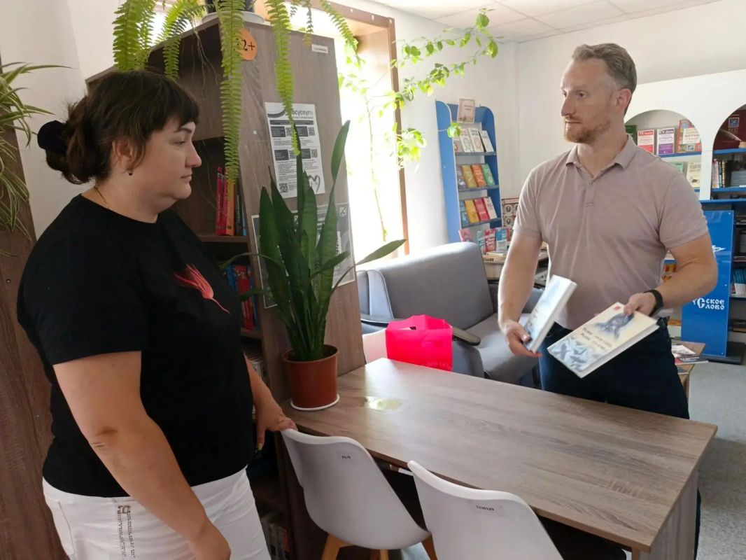 Станислав Ретинский оказал поддержку детской библиотеке города Снежное Станислав Ретинский оказал поддержку детской библиотеке города Снежное