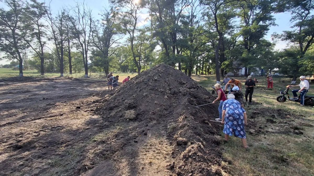 В Белой Каменке идёт благоустройство детской площадки В Белой Каменке идёт благоустройство детской площадки