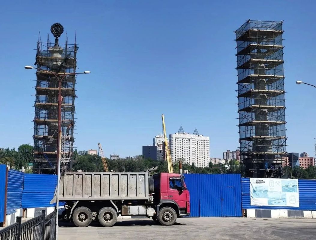 На одной из колонн моста на проспекте Ильича установили восстановленный герб Украинской ССР На одной из колонн моста на проспекте Ильича установили восстановленный герб Украинской ССР