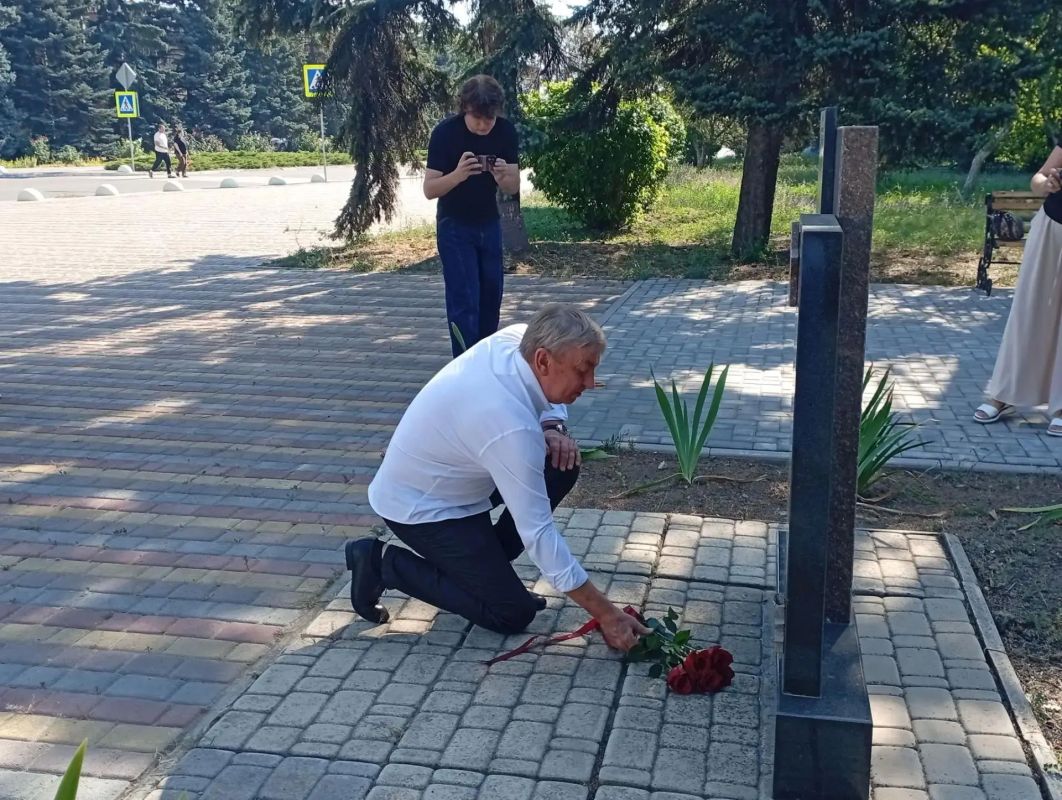 Николай Руппель: С коллегами и почетным гражданином Ясиноватой, одним из ее героических освободителей Алексеем Есипенко, возложили цветы к памятному знаку «Ясиноватая — город воинской славы» Николай Руппель: С коллегами и почетным гражданином Ясиноватой, одним из ее героических освободителей Алексеем Есипенко, возложили цветы к памятному знаку «Ясиноватая — город воинской славы»